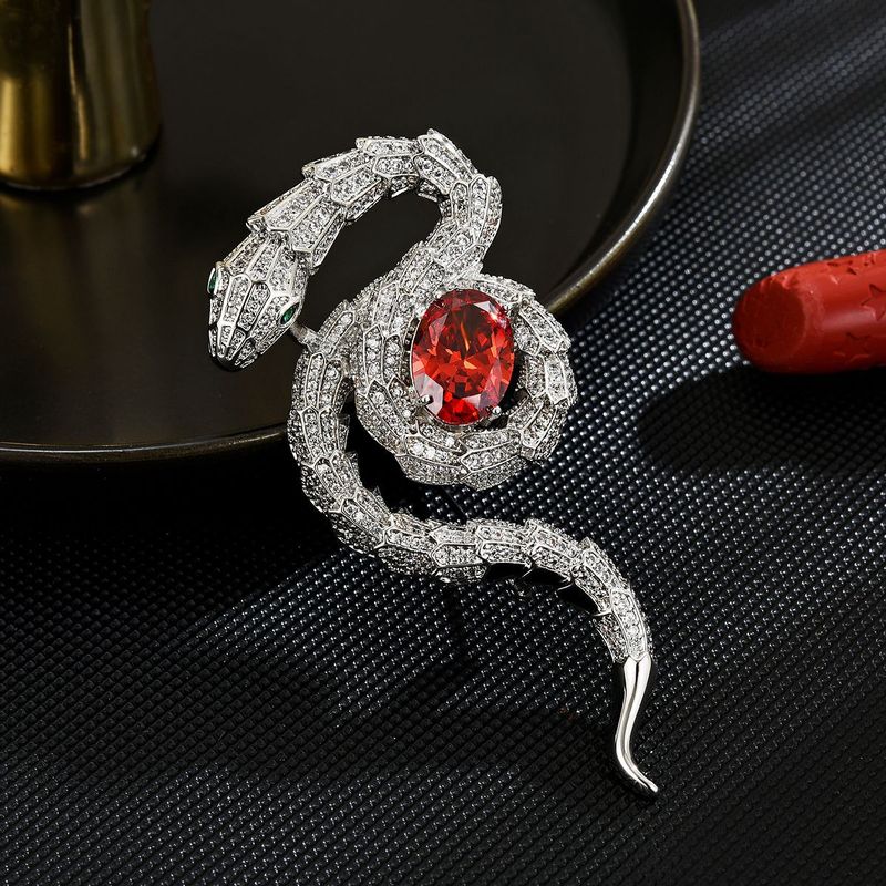 Novo broche da sorte em formato de diamante completo com fivela personalizada de traje de cobra espiritual e acessórios combinando_voghion.com