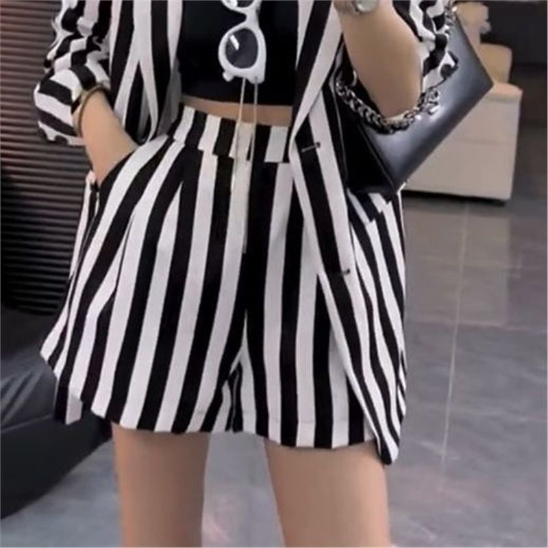 Lässiges gestreiftes Zweiteiler-Set im europäischen Stil für Damen 2024 Frühherbst Neuer Nischenanzugkragen Lose Jacke + Shorts_voghion.com