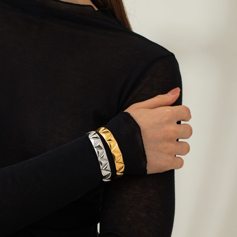 JD Designer Gold Stainless Triangle Open Bracelet, Light Luxury, High Quality, and Elegant Titanium Steel Bracelet_voghion.com
