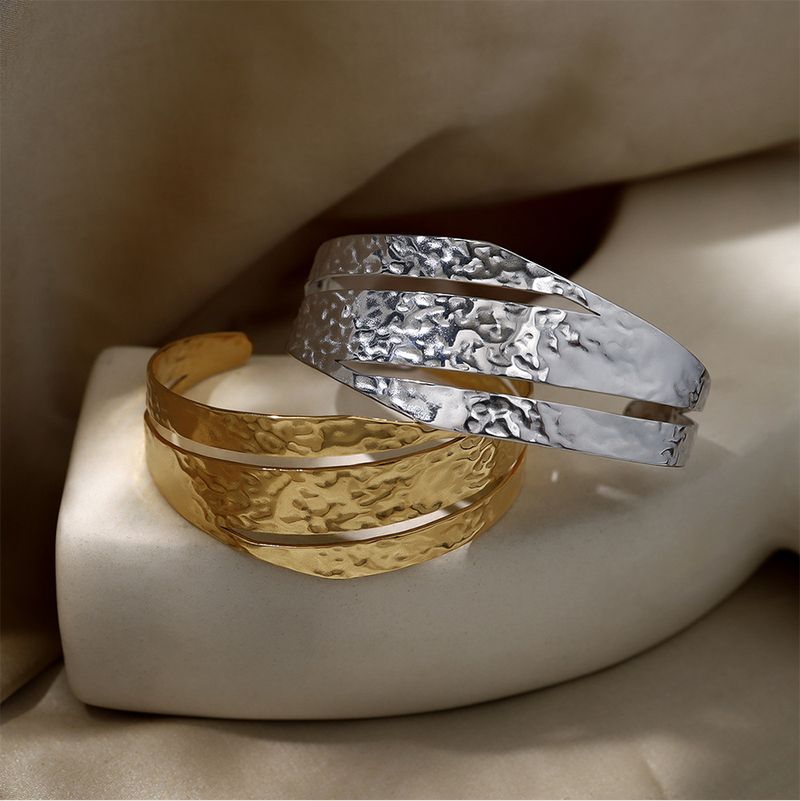 Bracciale in oro con motivo geometrico, superficie ampia, sottile, cavo, moda, semplice, texture spazzolata, personalità, elegante, gioiello da mano_voghion.com