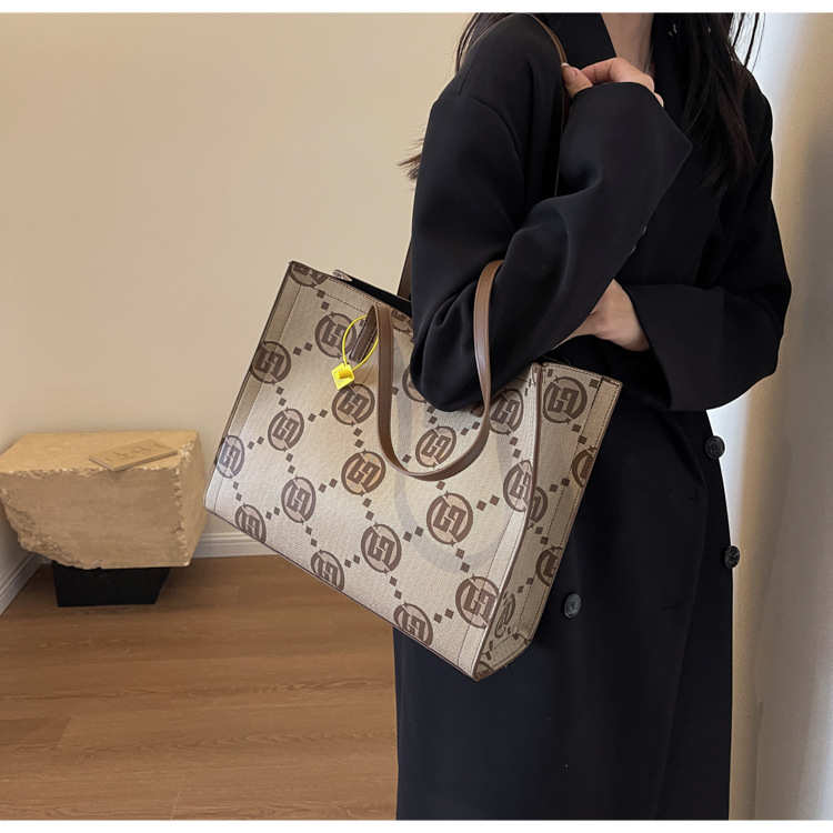 2023 Light Luxury, High-end, And Luxurious Shoulder Bag, Large Capacity And Versatile, Trendy And Stylish PU Women's Tote Bag, Practical Women's Bag_voghion.com