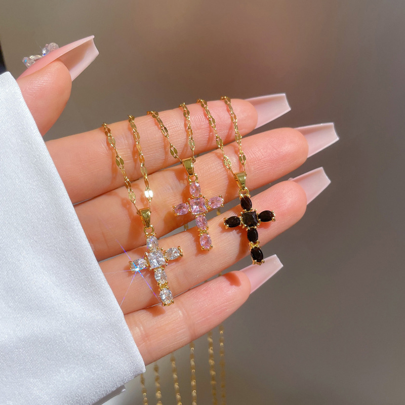 Sieviešu personalizēta krucifiksa dimanta kaklarota sievietēm paredzētai kaklarotas piemiņas kulona dāvanai_voghion.com