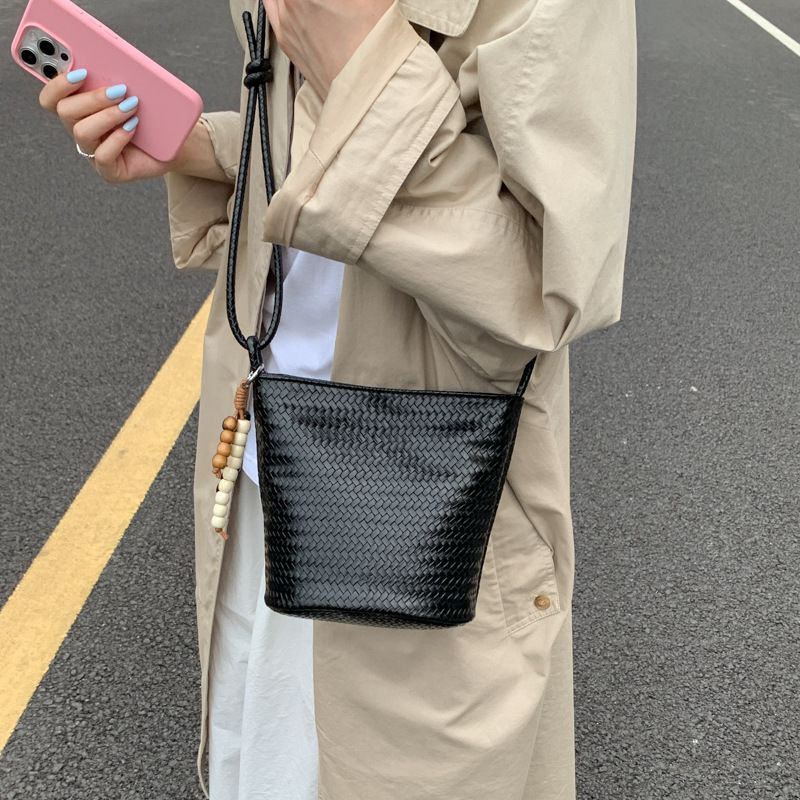 Woven Pattern Bucket For Women 2025 New Fashion Versatile Handbag Casual Commuter Shoulder Crossbody Bag_voghion.com