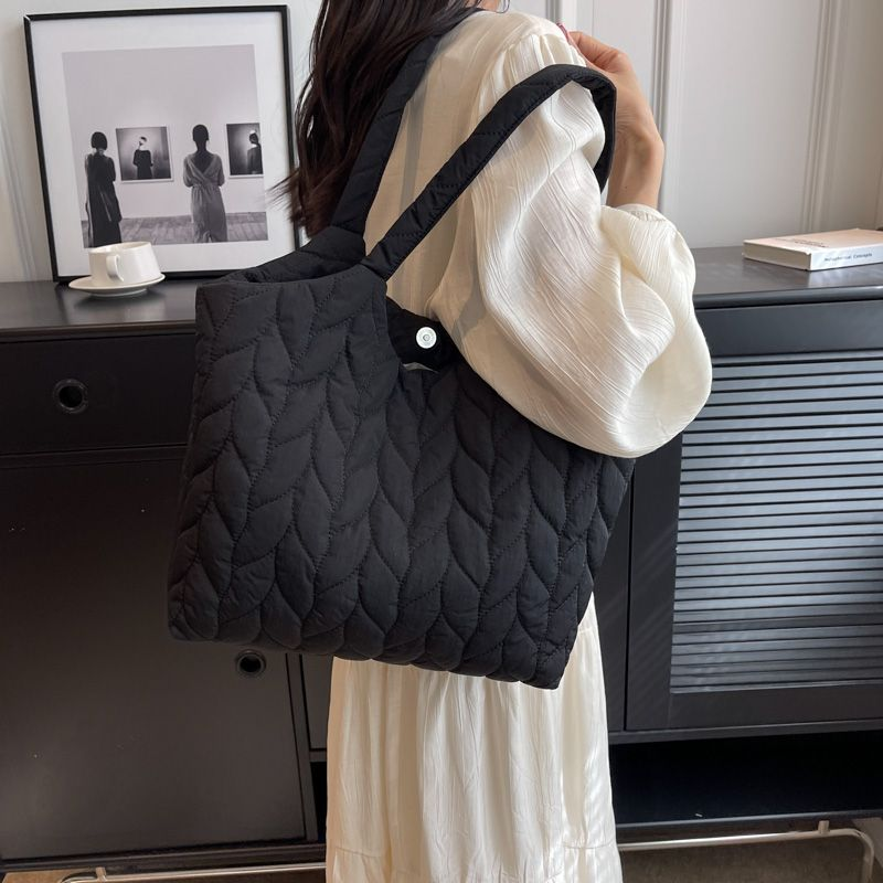 Große weiche Schulter-Seitentasche für Frauen 2023 Frühlingstrend Modedesign Tuch Hand weibliche Handtaschen Tragetaschen_voghion.com