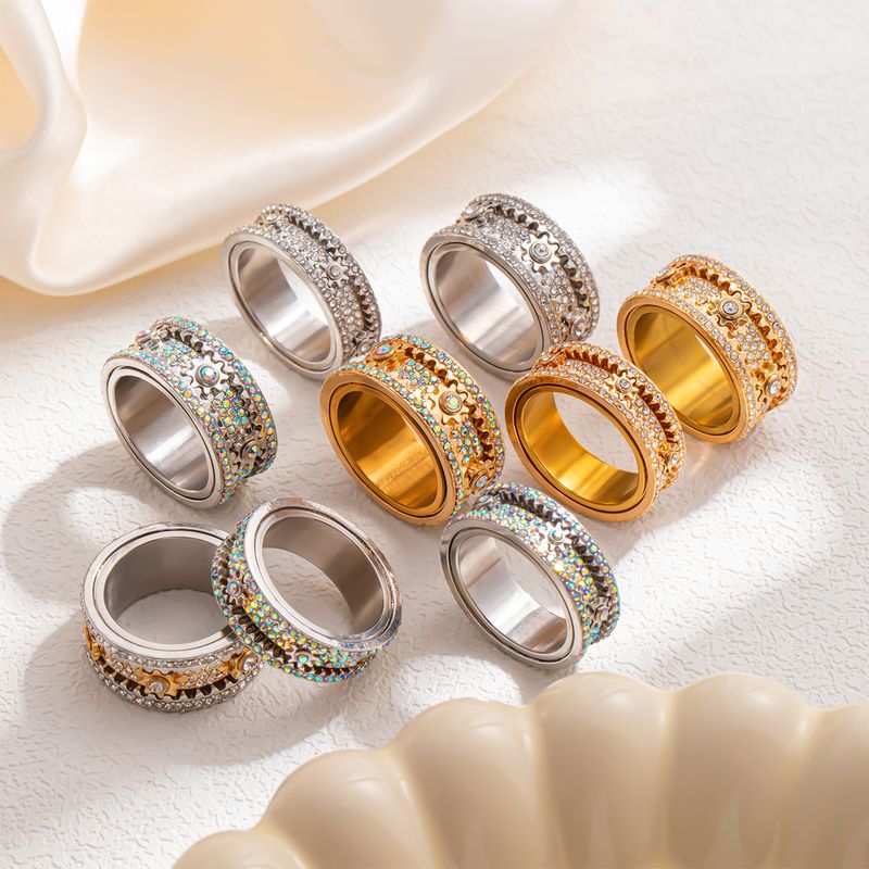 Anillo de diamantes giratorio con engranajes, moderno y versátil, con colores que combinan con todo._voghion.com