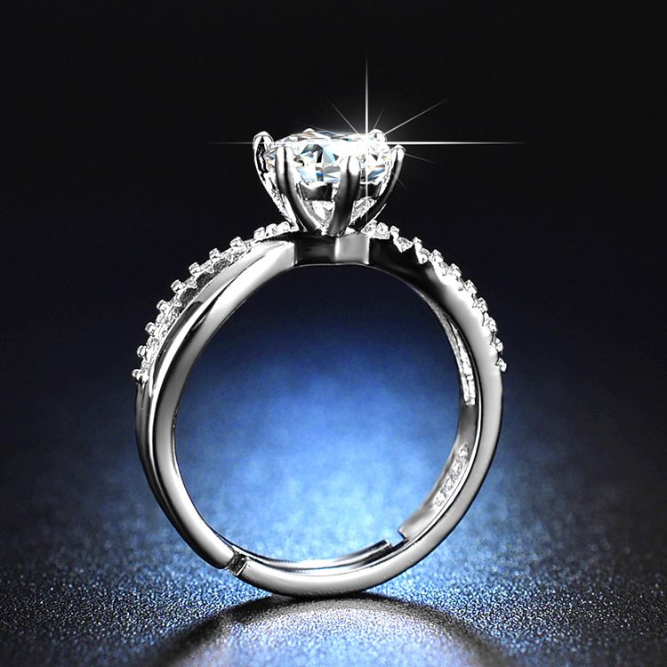 Kwai neien een Karat verbonnenen Léiftsimulatioun Mo Sang Steen sechs Klauen Diamanten Ring fir Fraen_voghion.com