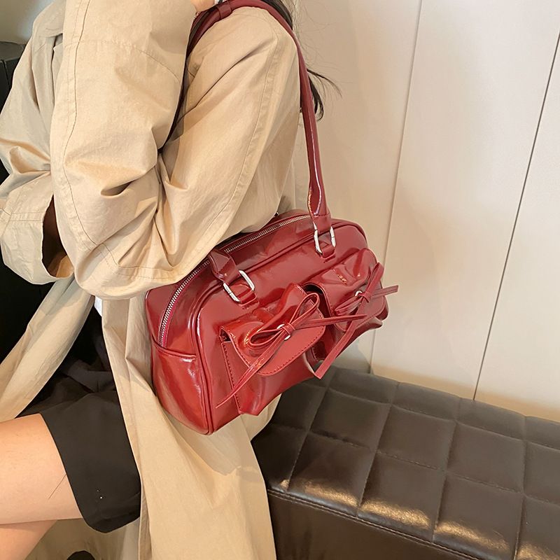 Borsa a mano per motocicletta Red Bow Sweet Cool 2024 Nuova borsa a tracolla singola Bowling Pillow Square Underarm per donna_voghion.com