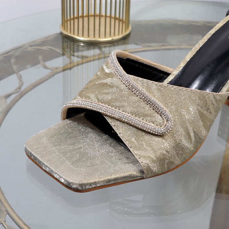 Hochwertige goldene Flip-Flops für den Herbst 2024, neue High Heels mit unregelmäßigem Absatz und offener Spitze, Strass-Glitzer, Außenverschleiß_voghion.com