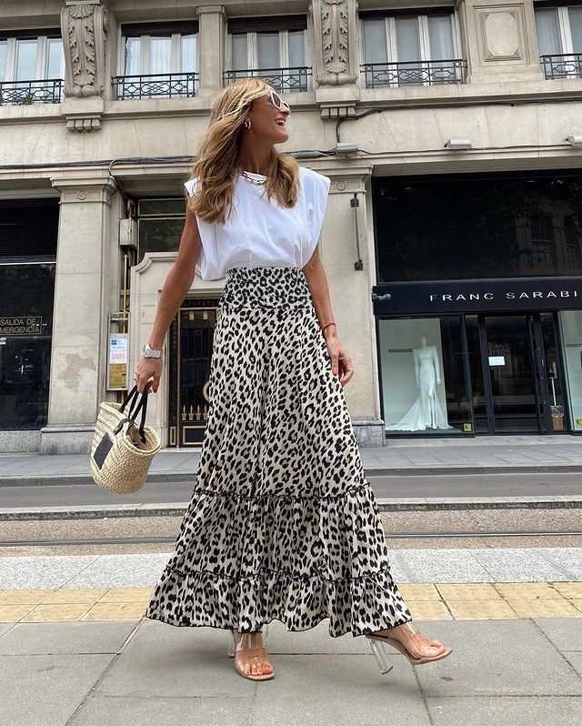 Gonna midi svasata con stampa leopardata, stile celebrità di Internet, primavera estate 2025, per donna_voghion.com