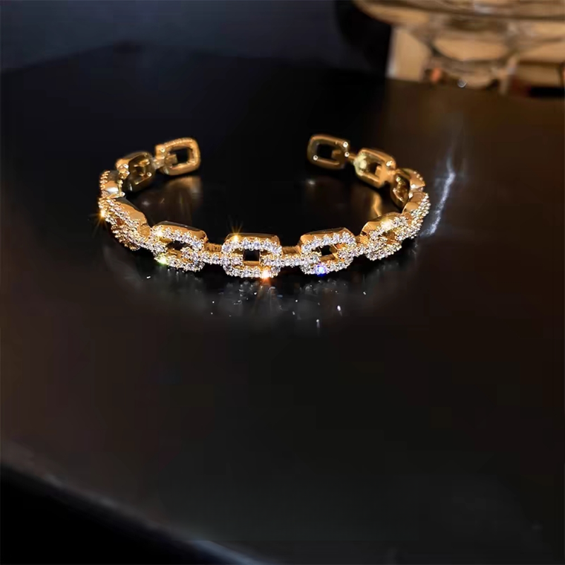 Nova pulseira de luxo com personalidade geométrica vazada, rede de moda, luz vermelha, design de nicho, temperamento requintado, pulseira simples feminina_voghion.com
