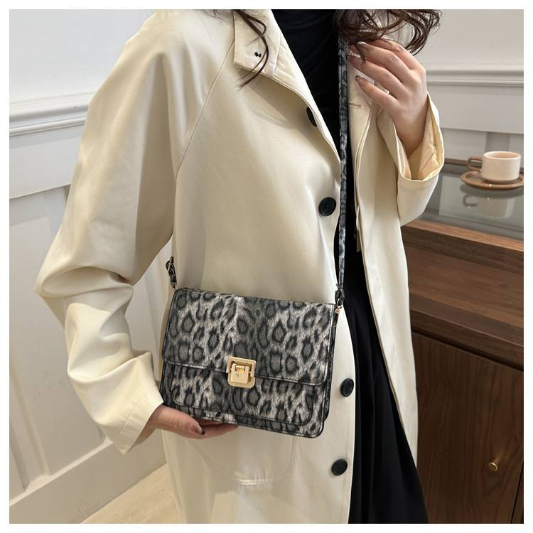 Leopard Print Fashion New One-shoulder Messenger Bag Simple Commuter Small Bag_voghion.com