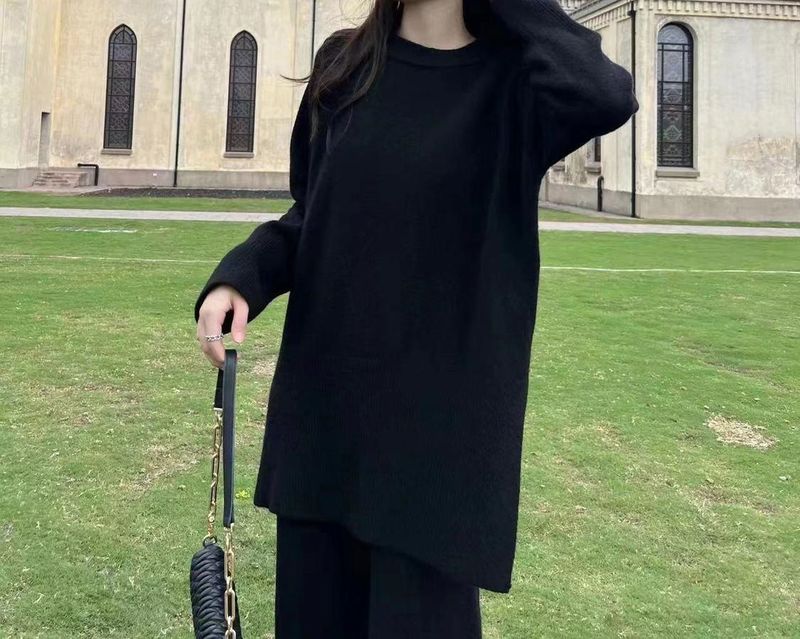 Completo moderno in maglia con orlo diviso: maglione oversize + pantaloni a gamba larga in grigio tenue, avena, bianco e nero (misto acrilico traspirante)_voghion.com