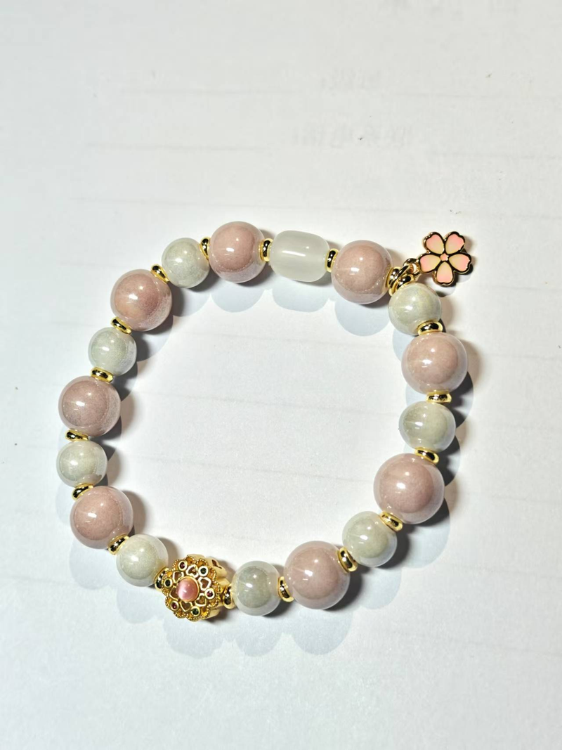 Handgefertigtes Keramikarmband aus Jingdezhen: Kunsthandwerklich gefertigt mit Perlen in zarten Pastellfarben, floralem Emaille-Anhänger und goldenen Details für alltägliche Eleganz_voghion.com