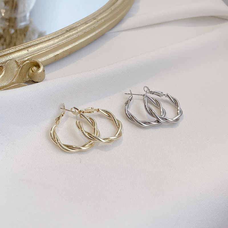 Orecchini a cerchio Twist Hoop eleganti e di alta qualità per le donne, personalità 2025, nuovi orecchini minimalisti da celebrità di Internet_voghion.com