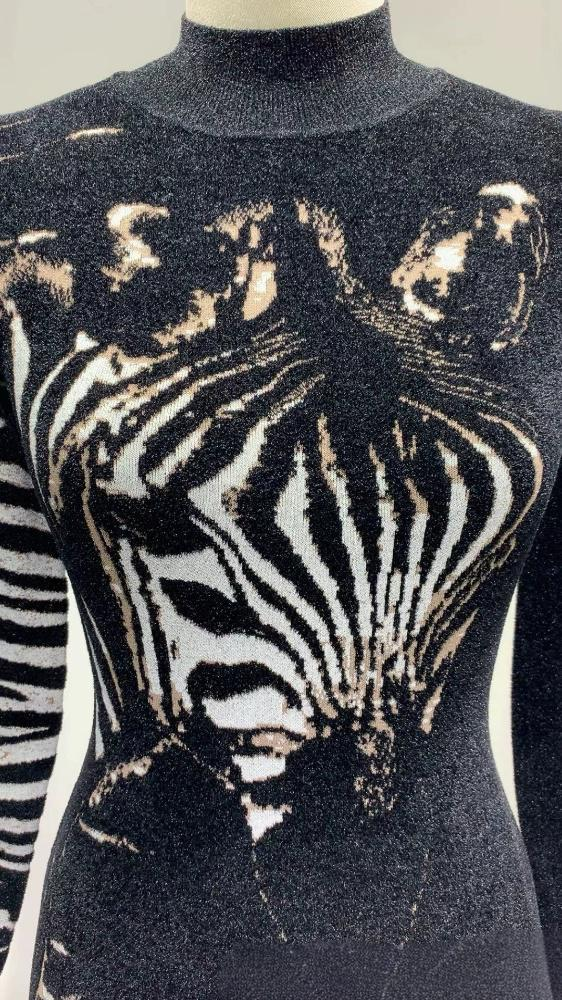Stilvolles schwarzes, hochgeschlossenes, langärmliges, figurbetontes Strickpulloverkleid für Damen – schmale Passform, dehnbarer Stoff, fürs Büro und die Freizeit_voghion.com