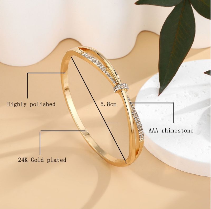 Beliebtes europäisches und amerikanisches Nischendesign, schlichtes Licht, personalisiertes Goldarmband mit eingelegtem Kreuz, weibliches Accessoire_voghion.com