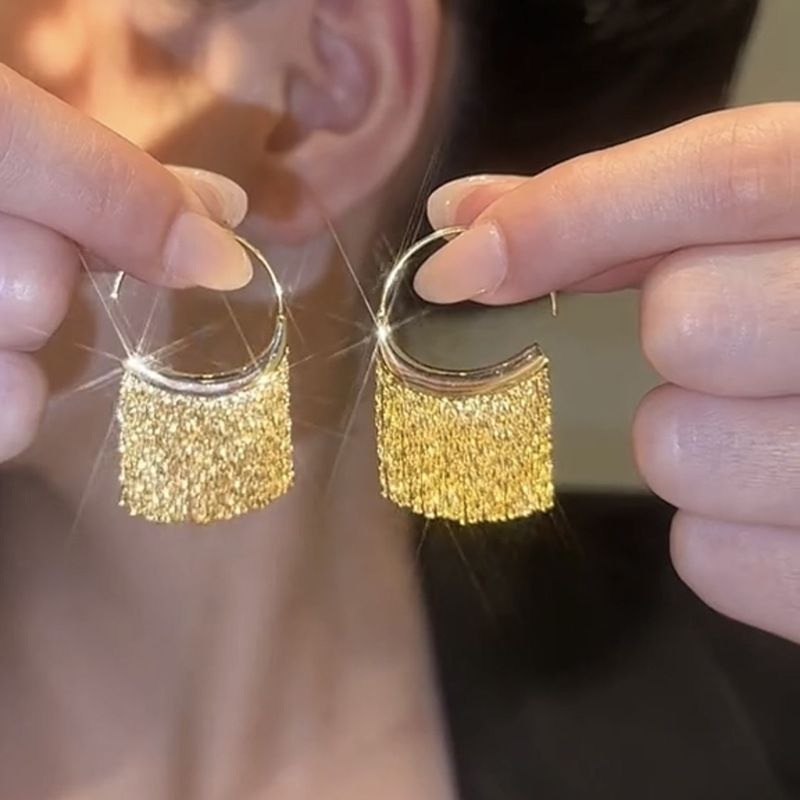 Orecchini con ganci versatili di alta qualità, alla moda, in stile minimalista, con nappe in metallo._voghion.com