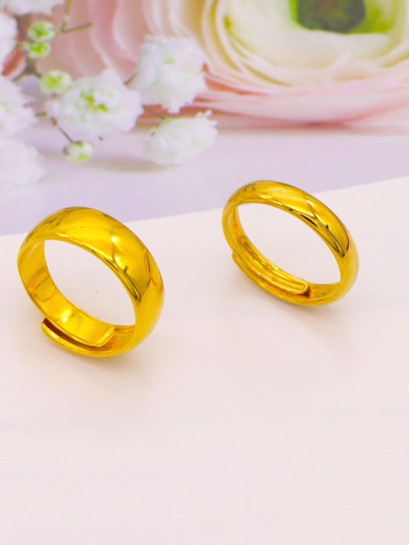 Sandgoldener Ring für Paare in Hochzeitsfarbe, mit glatter, plattierter Oberfläche, die lange nicht verblasst._voghion.com