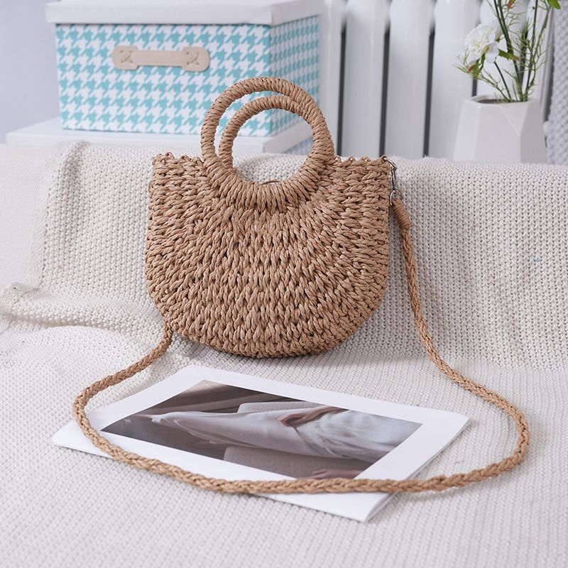 Borsa da donna estiva abbinata, semplice e quotidiana, a secchiello rotondo a forma di Yuanbao, intrecciata a mano in paglia tinta unita._voghion.com