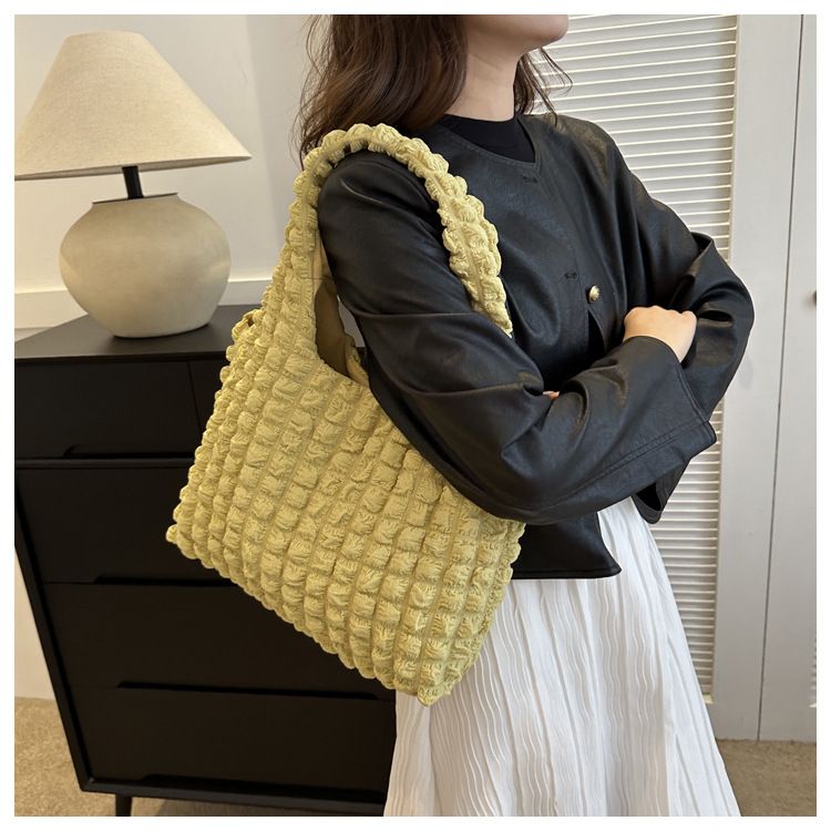 Estilo ocidental versátil nuvem plissada para mulheres 2024 bolsa coreana de axila com design de grande capacidade e uma sensação de_voghion.com