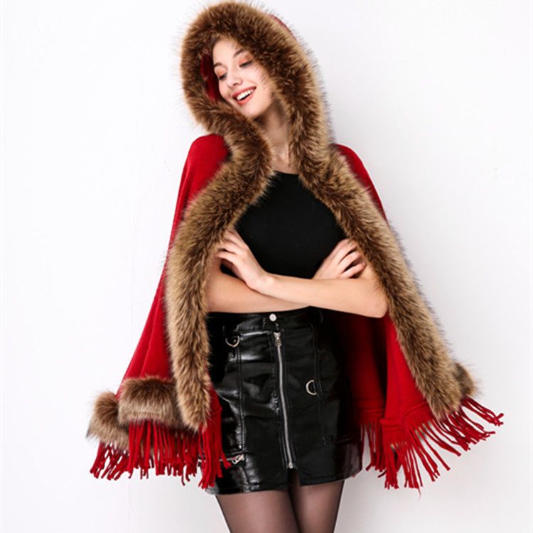 Mantella con cappuccio e collo in pelliccia, mantello con frange in maglia, mantello in pelliccia, cardigan_voghion.com