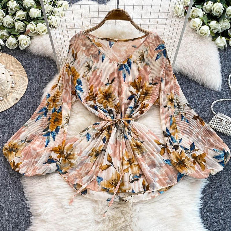 Completo da donna in due pezzi, stile maturo e leggero, con camicia a pieghe a fiori e vita ampia + pantaloni dritti a gamba larga e vita alta._voghion.com