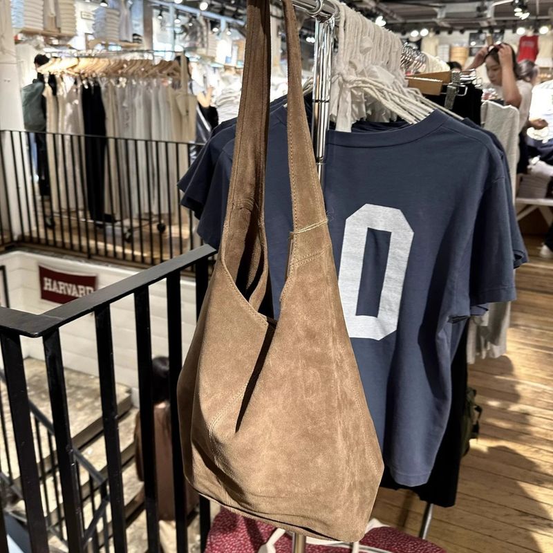 Borsa a tracolla casual morbida in pelle scamosciata marrone BrandyMeille_voghion.com