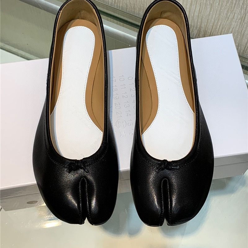 The Channel Products Are Very Comfortable. Tabi Split Toe Bottomed Shallow Mouth Casual Single Flat Heels, Pig's Feet_voghion.com