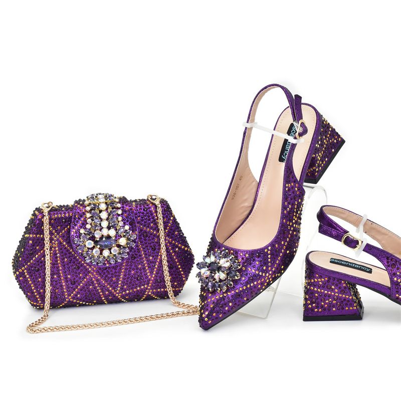 Scarpe con tacco medio e punta a punta in strass con design a tacco alto con diamanti abbinate a una borsa da sera alla moda con diamanti._voghion.com