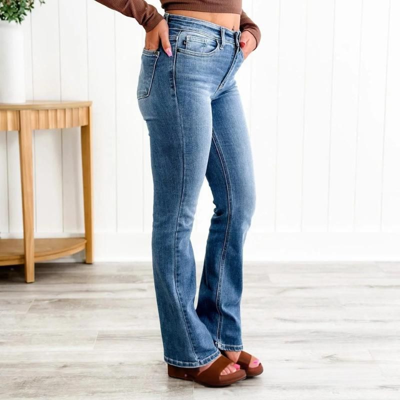 Jeans bootcut contenitivi per donna - Pantaloni in denim elasticizzato a vita alta snellenti, vestibilità comoda e valorizzante, tonalità blu classiche_voghion.com