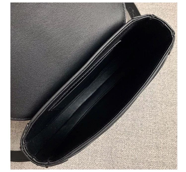 Sella a forma di T 2024 Nuova moda singola spalla diagonale a cavallo borsa in pelle da donna casual a metà giro tenuta in mano_voghion.com