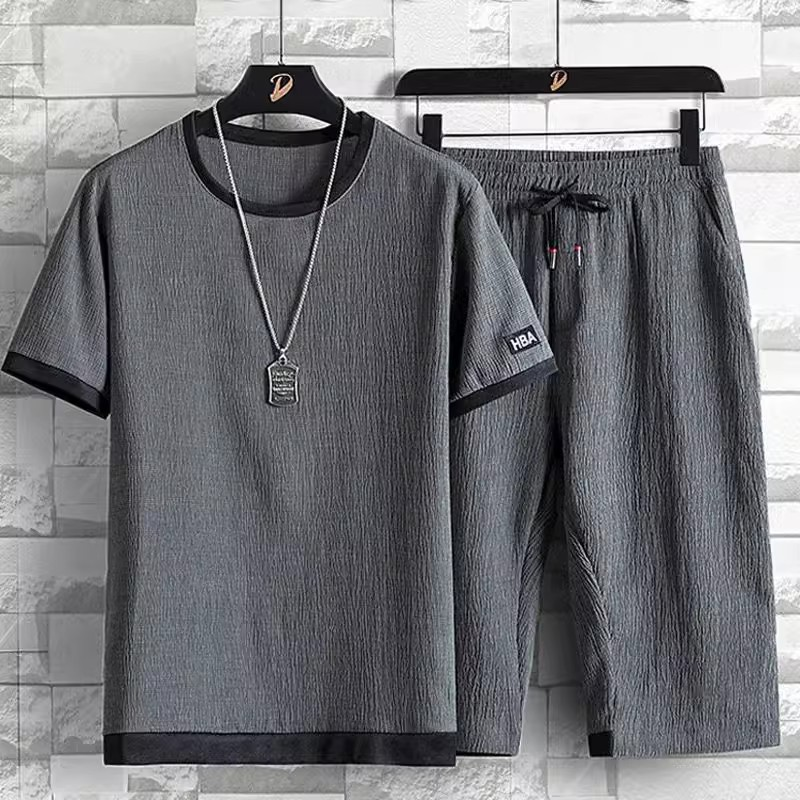 Männer Kleeder Summer Casual Sports Kostüm fir Männer, Äis Seid Kuerzmouwen T-Shirt a Shorts, e komplette Set vu Männer passende Moud Zwee-Stéck Kostüm_voghion.com