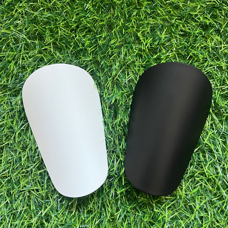 Lot de 2 mini-protège-tibias de football (noir et blanc) - Petit format 8 x 5 cm et 10 x 6 cm - Équipement de protection léger pour l'entraînement de football des jeunes et des enfants._voghion.com