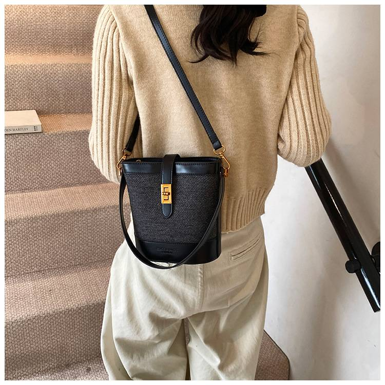 Borsa a secchiello da donna squisita per autunno e inverno, nuova e comoda da tenere a mano, con cuciture in tessuto dal senso avanzato e borsa a tracolla con colori a contrasto_voghion.com