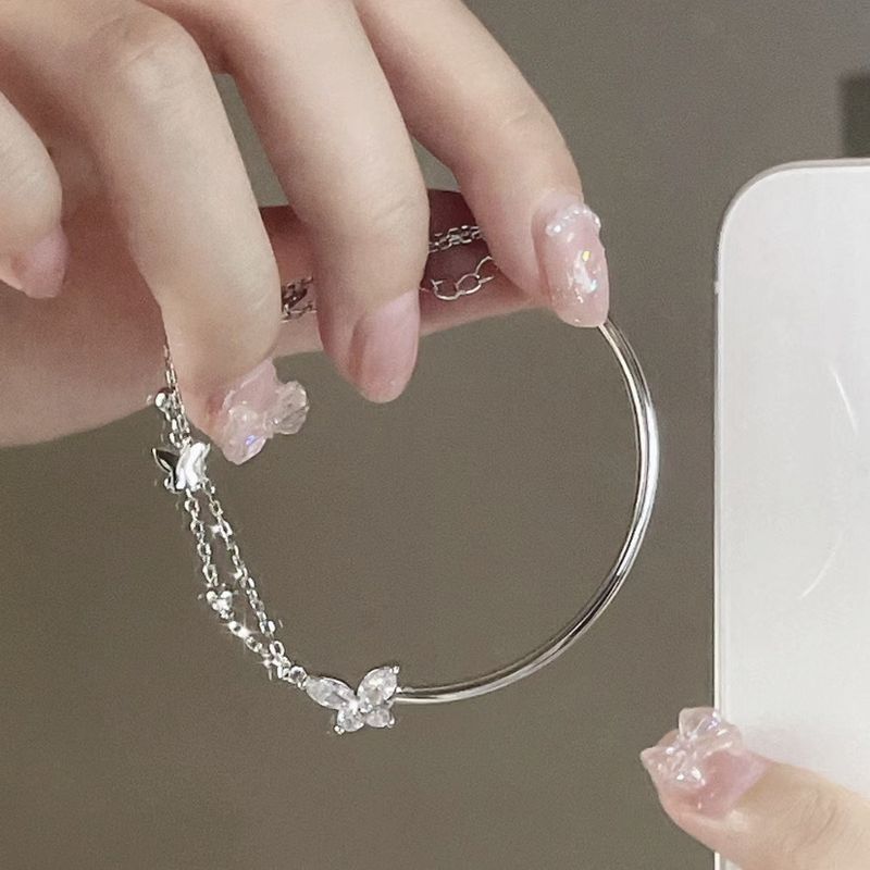 Braccialetto a farfalla a mezza lunghezza W, Instagram incolore, piccolo design elegante, semplice ed elegante, regalo di San Valentino per_voghion.com