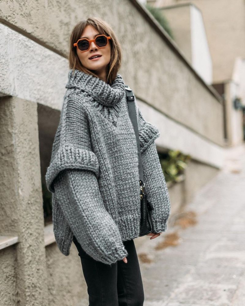 Maglione lavorato a maglia Cloud – Collo alto oversize con pizzo all'uncinetto fatto a mano (S-XXL, acrilico-poliestere, la nebbia di Reykjavik incontra l'estetica del loft di Brooklyn)_voghion.com