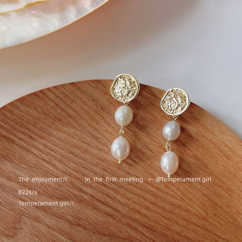 Orecchini eleganti in argento placcato 14K con perle d'acqua dolce naturali, fatti a mano, dal design barocco irregolare._voghion.com