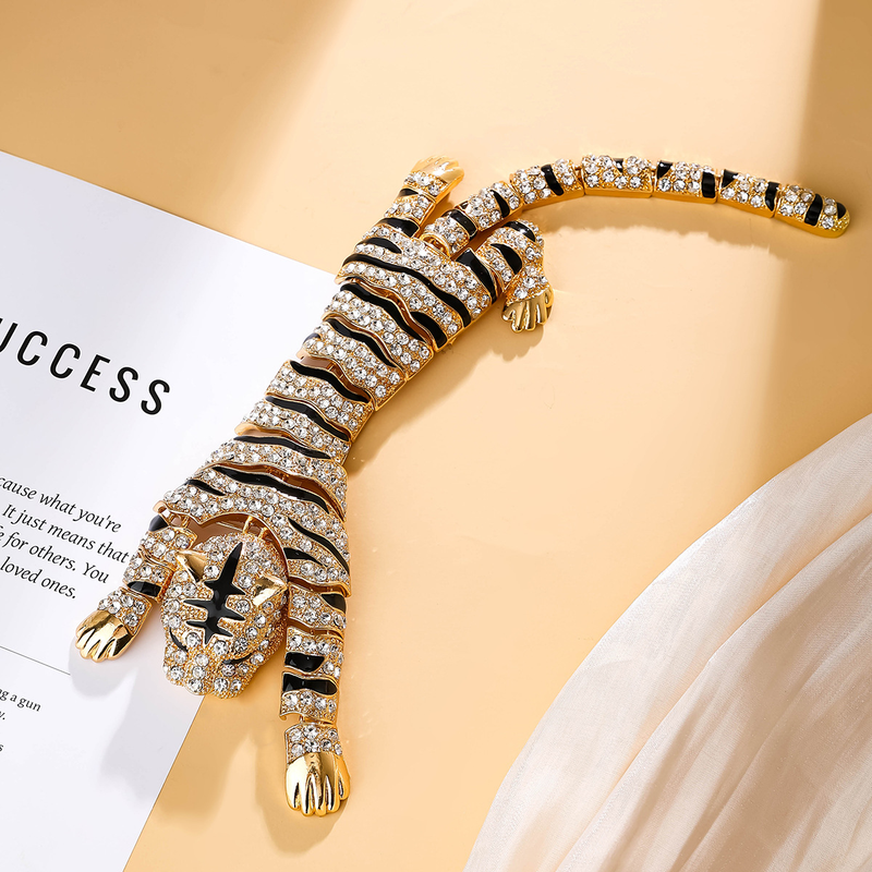 2023 Autumn and winter new brooch high-grade small alloy diamond large gold tiger dress with brooch_voghion.com