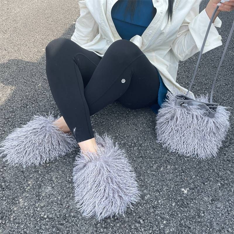 Ensemble de chaussures pour femme : pantoufles et sac fourre-tout en fausse peau de mouton – Chaussures moelleuses avec sac assorti (confortables et mignonnes)_voghion.com
