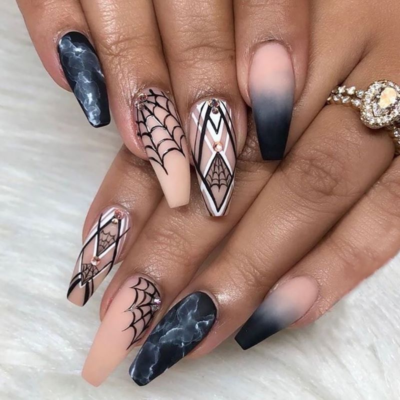 Unghie finte a forma di ragnatela di Halloween - Unghie finte lunghe e di lusso con colla e linguette in gel - Adesivi riutilizzabili per nail art da donna_voghion.com