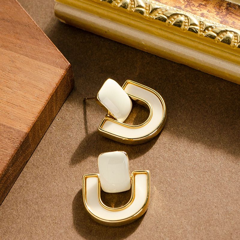 Elegante e raffinato smalto geometrico a goccia francese per donne con un senso di lusso, stile minimalista bianco e fresco._voghion.com
