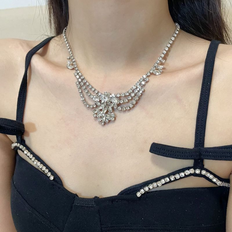 Collana con fiore di diamanti super brillante, alla moda, leggera, squisita, alla moda, in stile minimalista di alta gamma._voghion.com