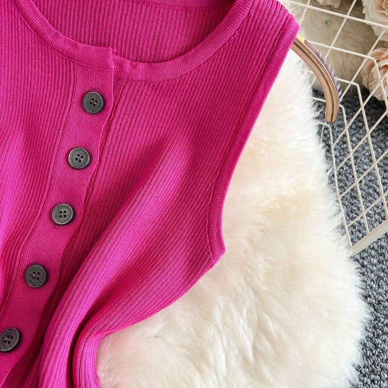 Abito da donna in maglia retrò, senza maniche, con scollo rotondo, vestibilità attillata, monopetto, gonna aderente con cintura sui fianchi, lunghezza media_voghion.com
