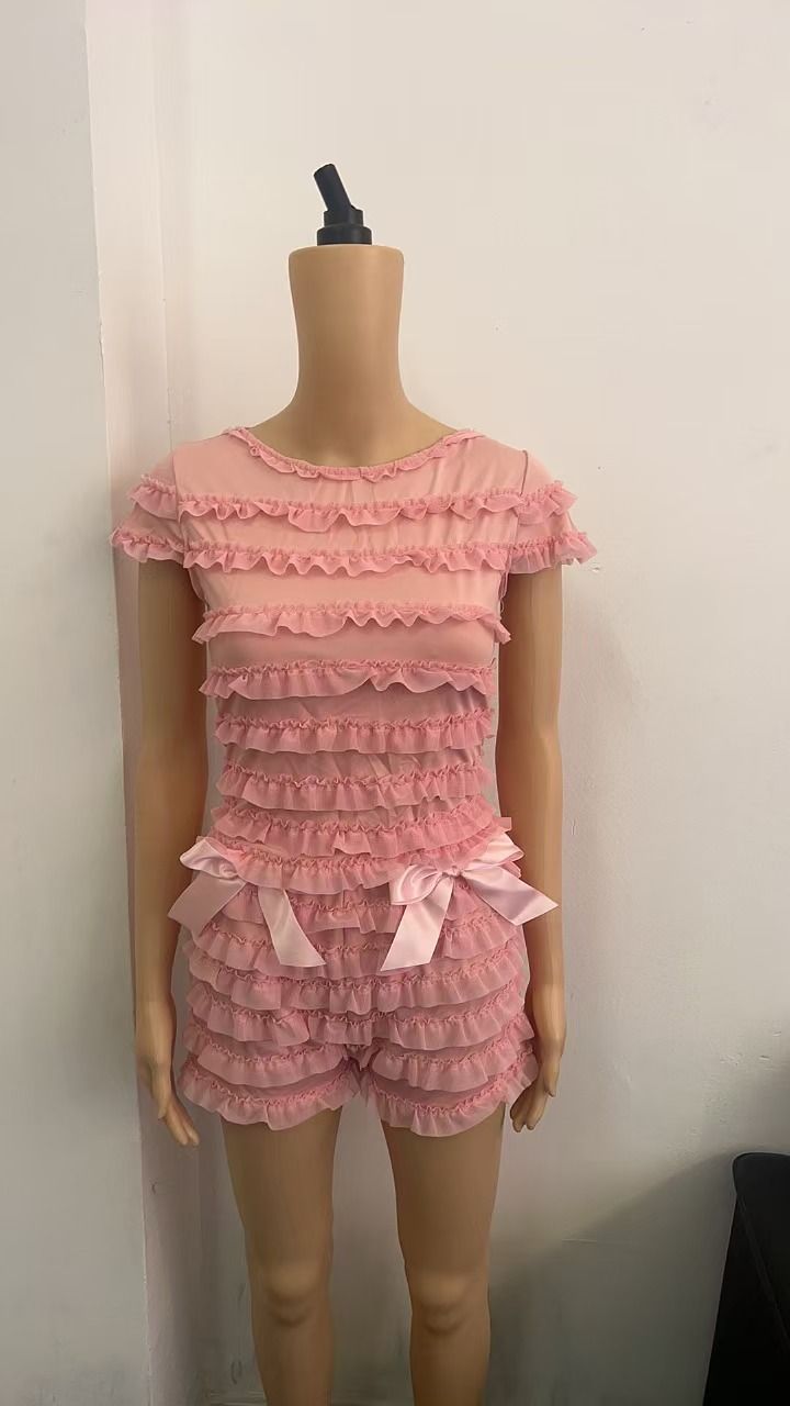 Zoete pittige meid met paddenstoelrand, tanktop met uitgeholde bandjes, zomer- en kanten shorts voor dames, twee stuks_voghion.com