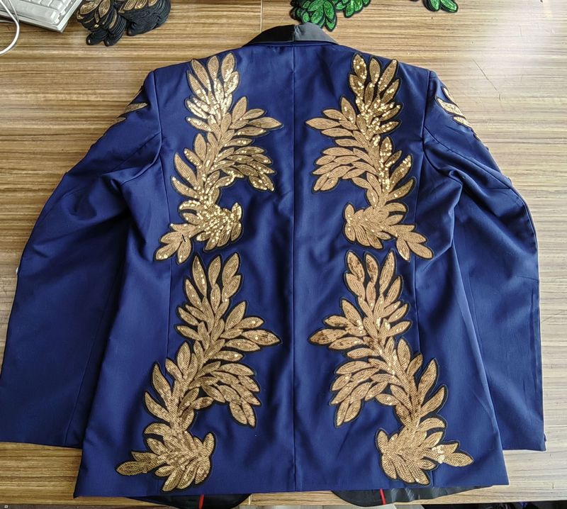 Herrenbekleidung Hochwertiger Anzug mit goldener Paillettenapplikation, lässiger Blazer, Sänger-Performance-Kostüm_voghion.com