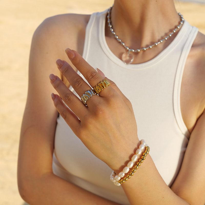 Anello Love W alla moda e alla moda, con un design semplice che non sbiadisce. Gioielli in vero acciaio inossidabile dorato._voghion.com