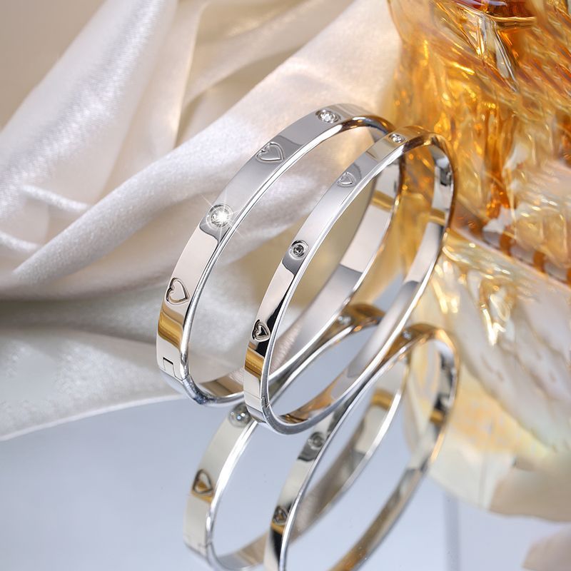 Braccialetto casual in acciaio al titanio tinta unita a forma di cuore in blocco_voghion.com