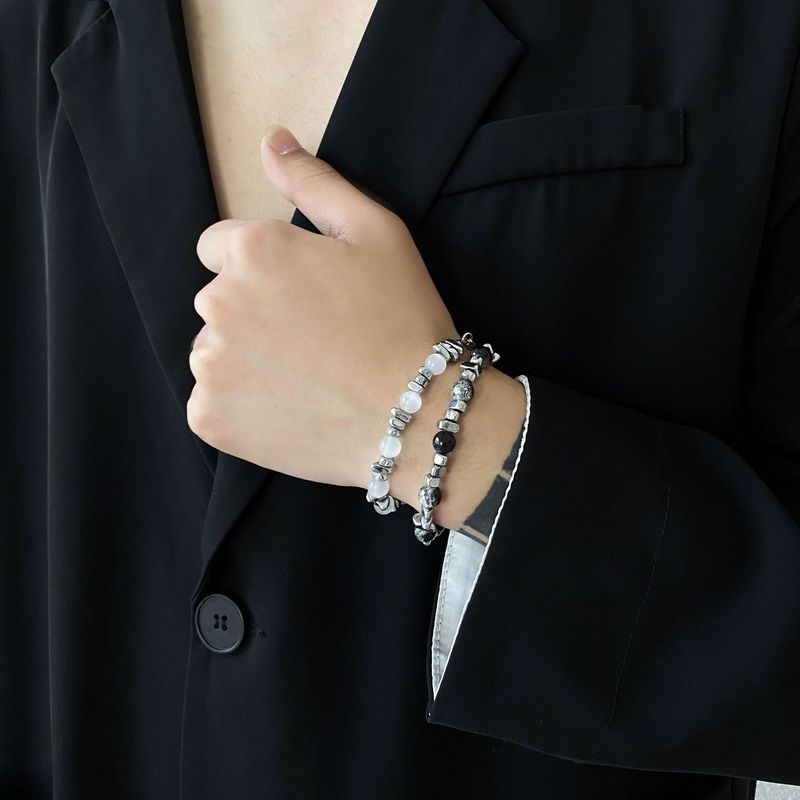 Den senaste omgången av designade kattögonstensarmband skarvade med INS trendiga handtillbehör titanstål obsidian herr- och damarmband_voghion.com