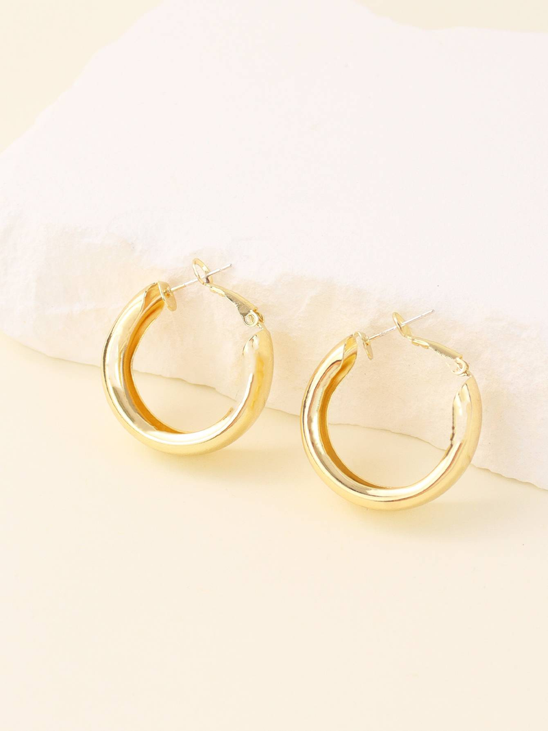 A pair of European and American cool exaggerated metal wide edge lap earrings_voghion.com