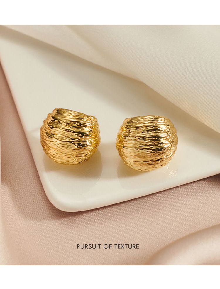Orecchini francesi plissettati con texture spazzolata per donna, orecchini personalizzati e alla moda a forma di C, di alta qualità e d'atmosfera_voghion.com